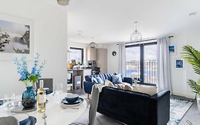 Modern Apartments With Free Parking Near Heathrow