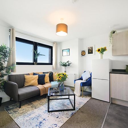 Modern Apartments With Free Parking Near Heathrow Colnbrook Exterior photo