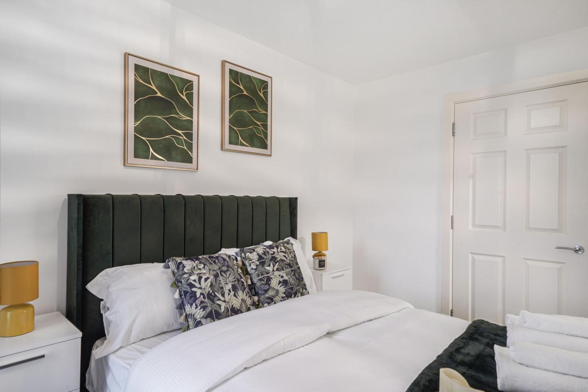 Modern Apartments With Free Parking Near Heathrow Colnbrook Exterior photo
