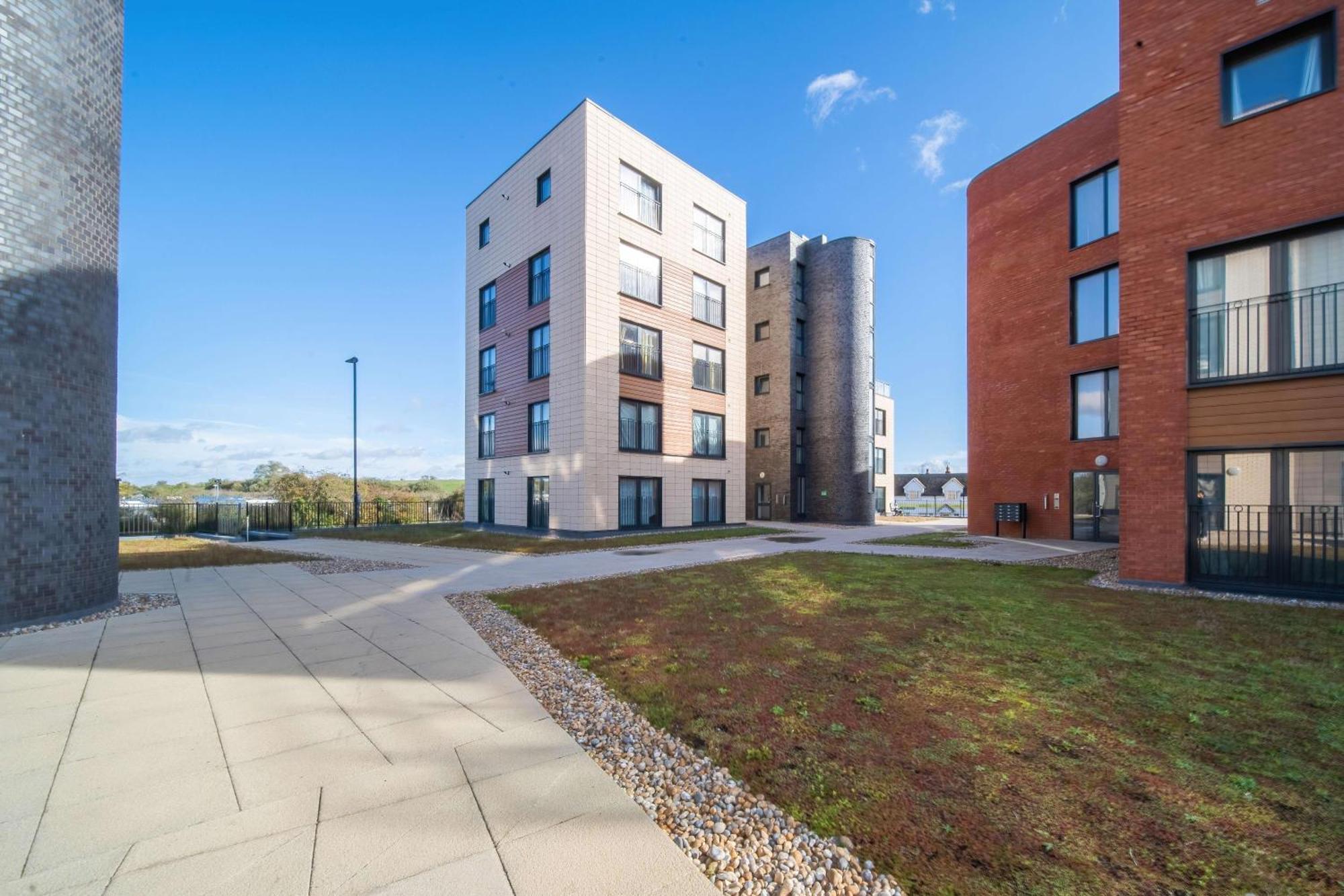 Modern Apartments With Free Parking Near Heathrow Colnbrook Exterior photo