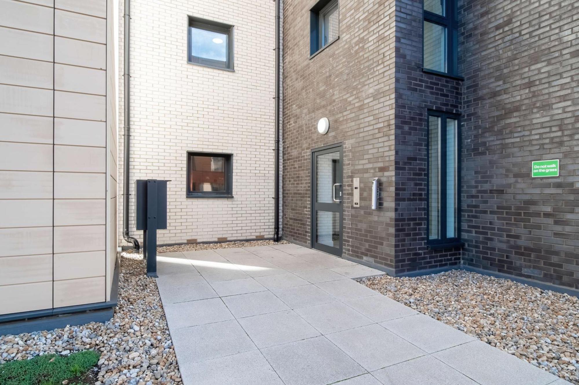 Modern Apartments With Free Parking Near Heathrow Colnbrook Exterior photo