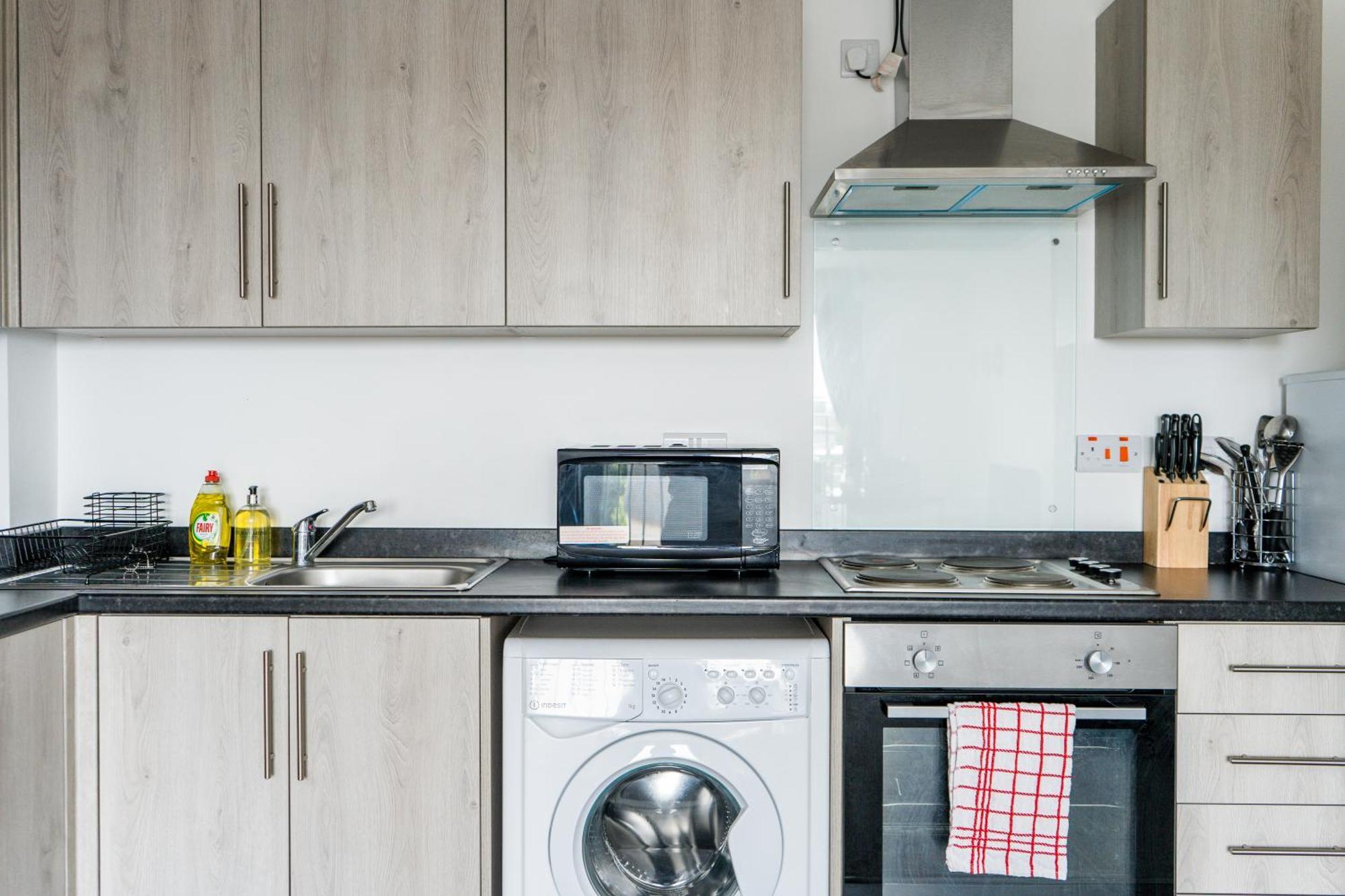 Modern Apartments With Free Parking Near Heathrow Colnbrook Exterior photo