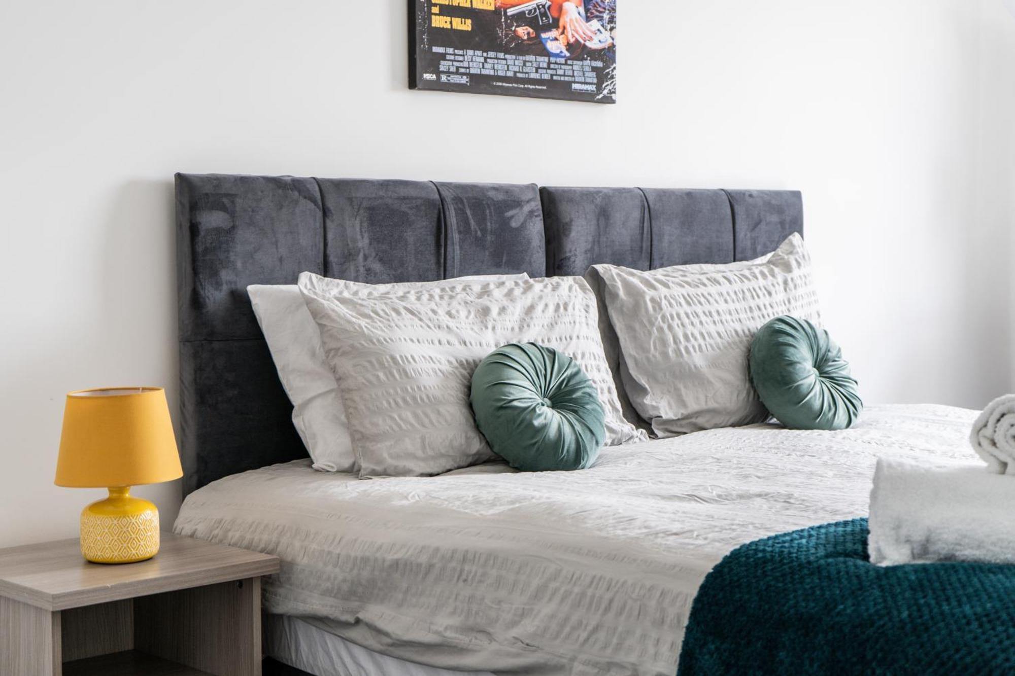Modern Apartments With Free Parking Near Heathrow Colnbrook Exterior photo