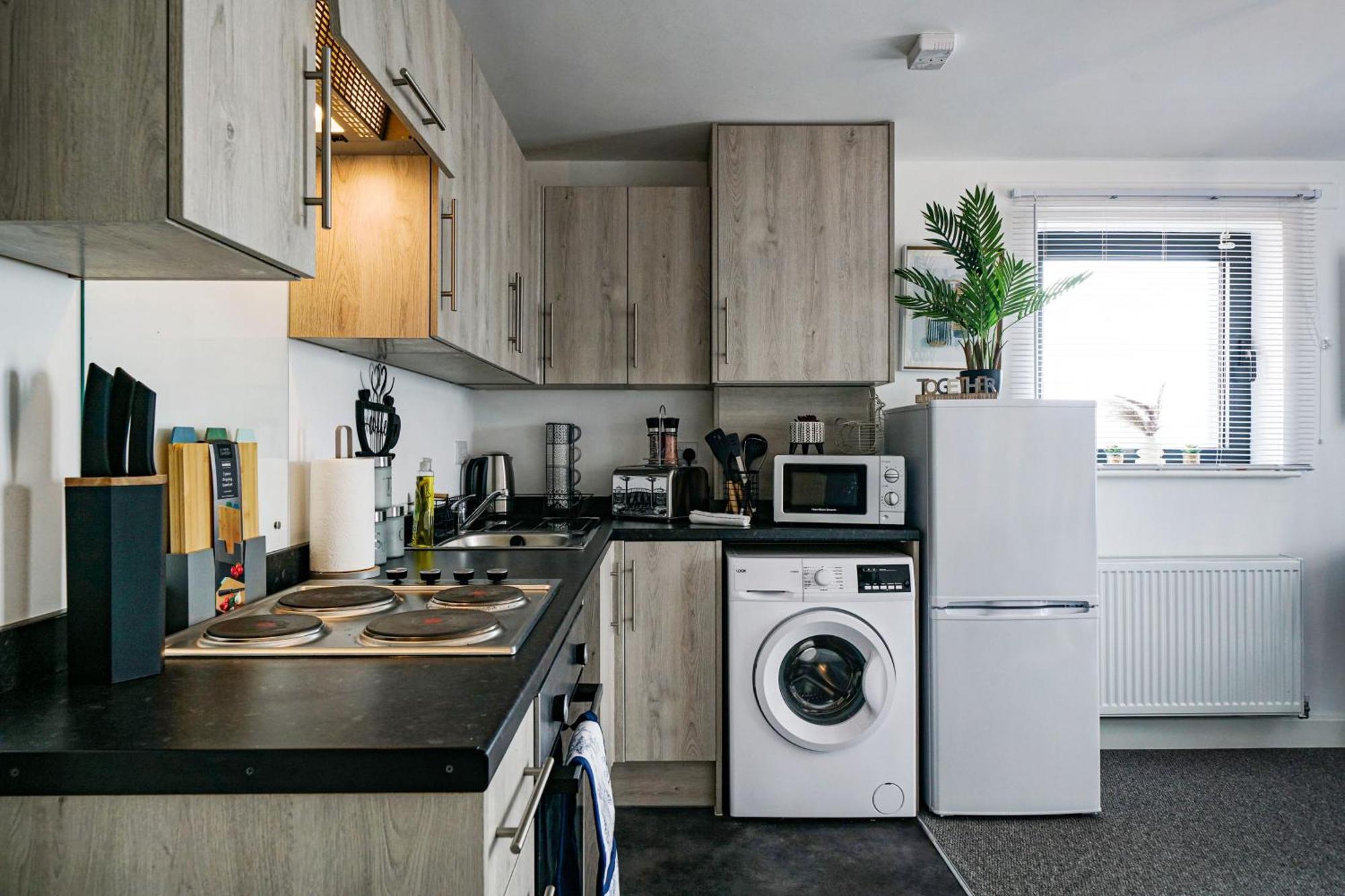 Modern Apartments With Free Parking Near Heathrow Colnbrook Exterior photo
