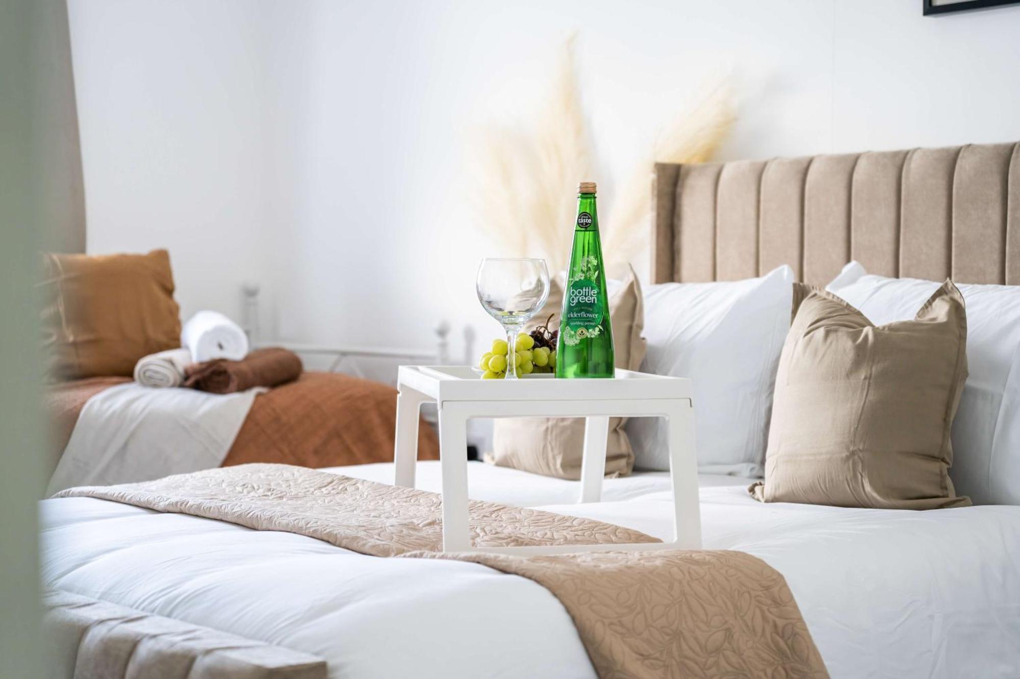 Modern Apartments With Free Parking Near Heathrow Colnbrook Exterior photo