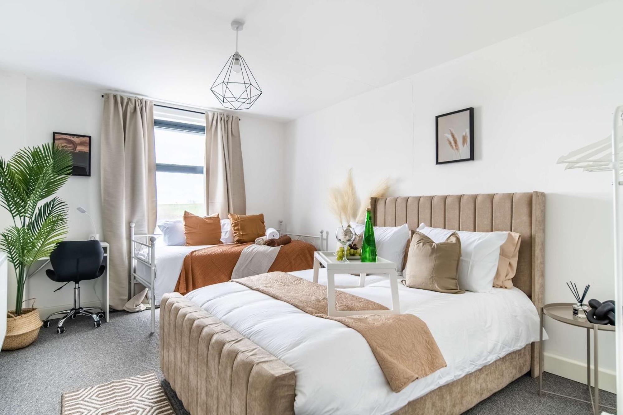 Modern Apartments With Free Parking Near Heathrow Colnbrook Exterior photo