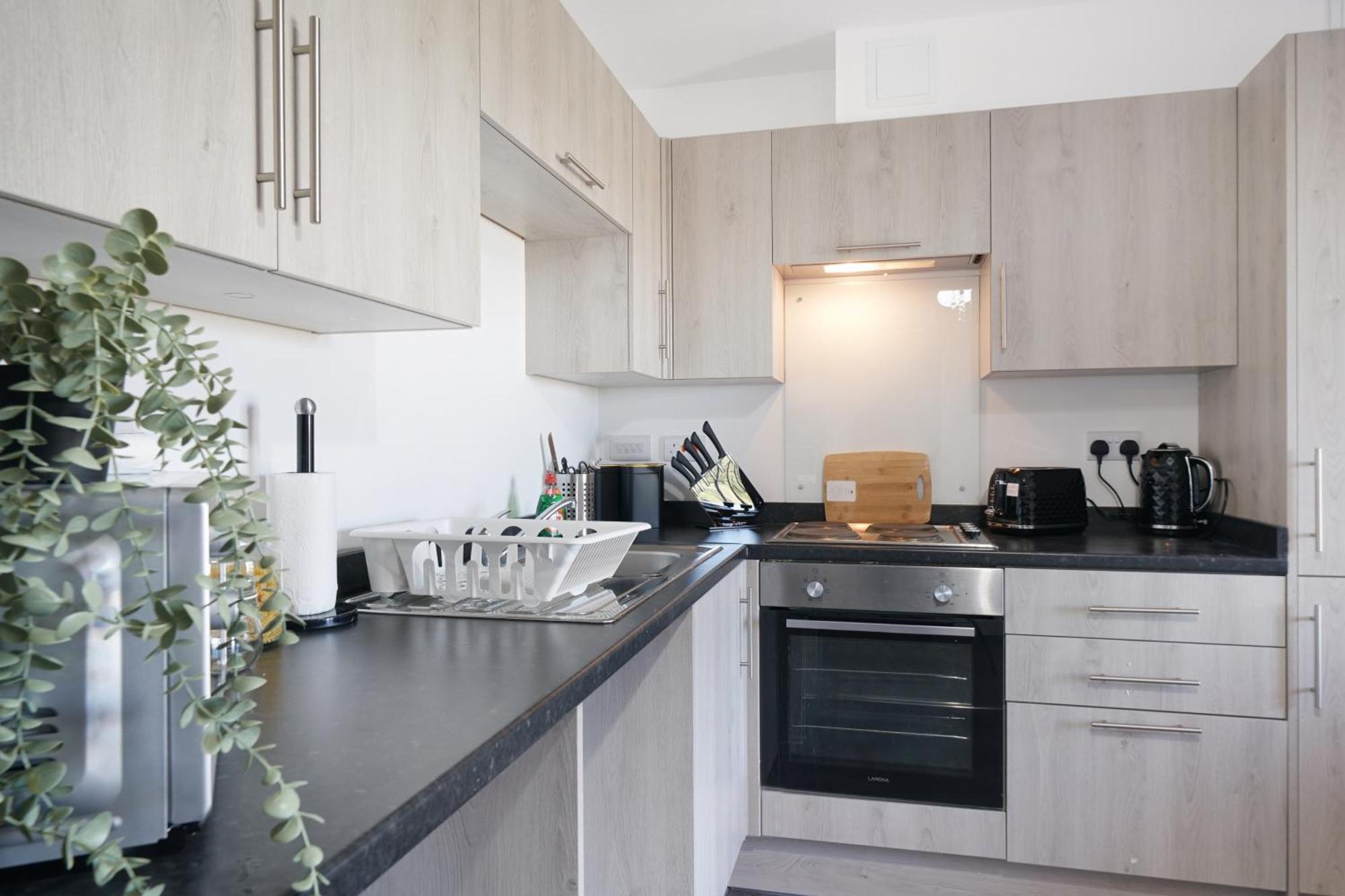 Modern Apartments With Free Parking Near Heathrow Colnbrook Exterior photo