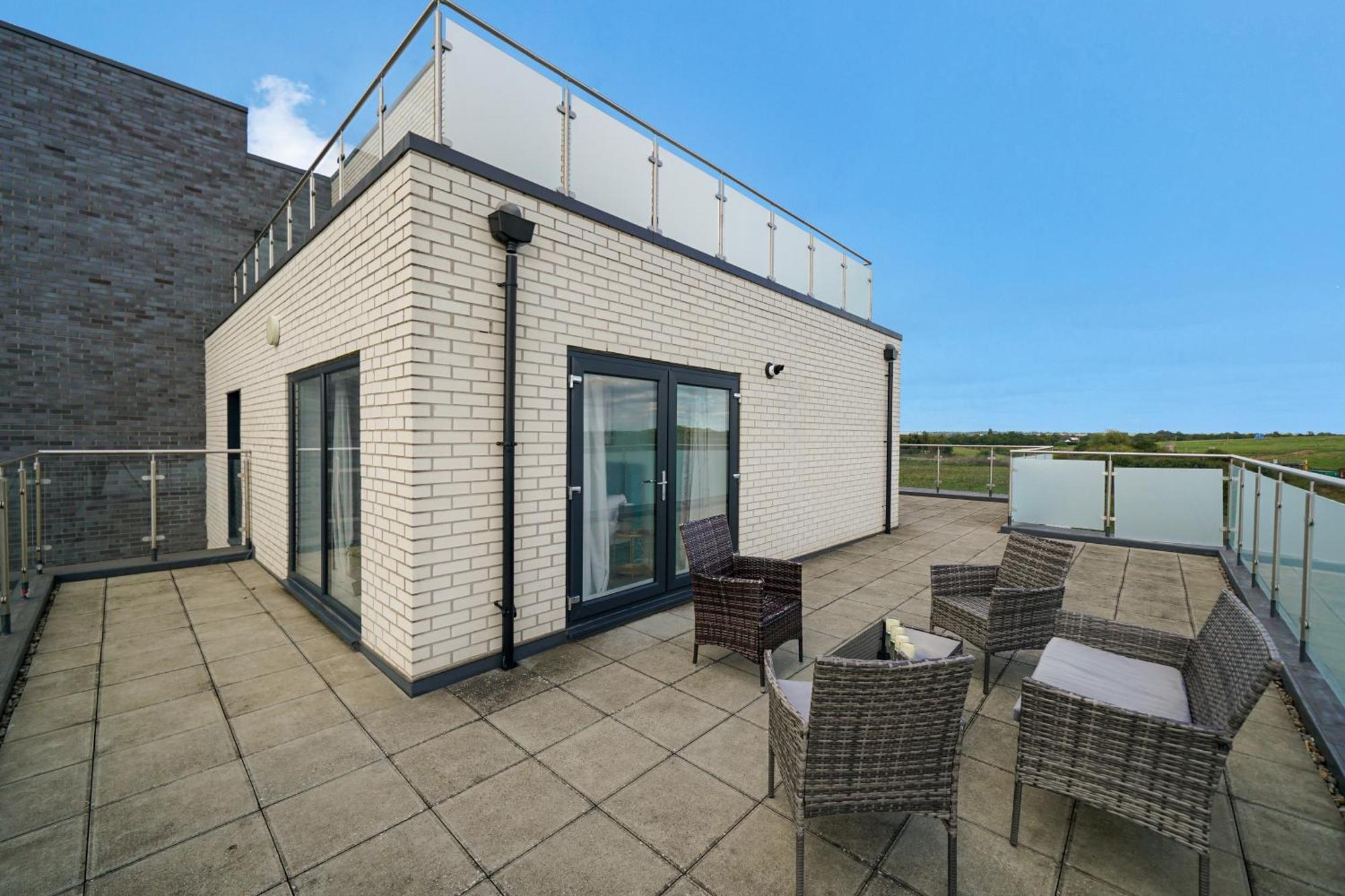 Modern Apartments With Free Parking Near Heathrow Colnbrook Exterior photo