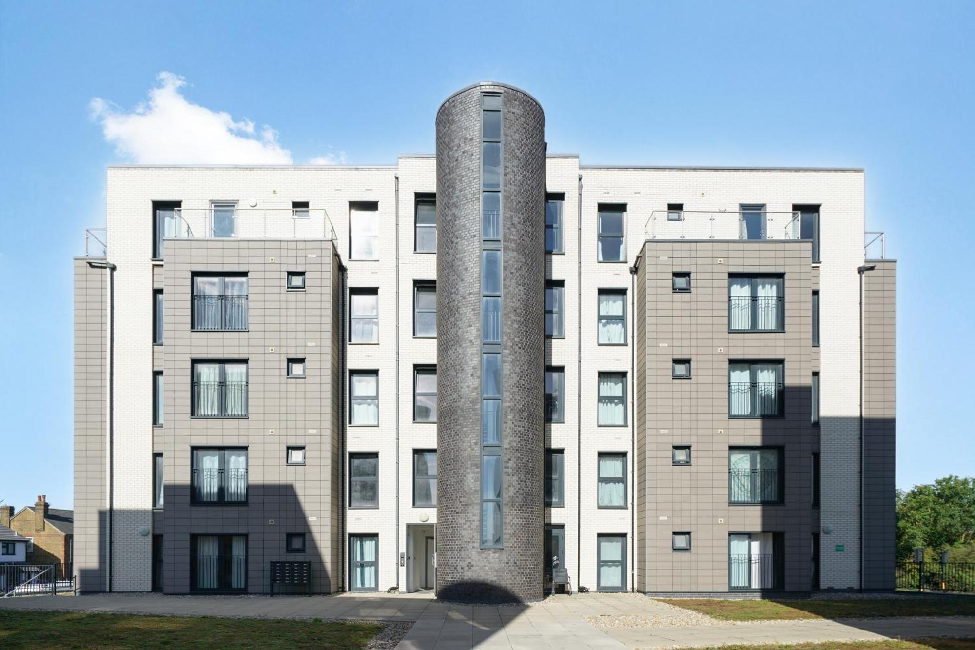 Modern Apartments With Free Parking Near Heathrow Colnbrook Exterior photo