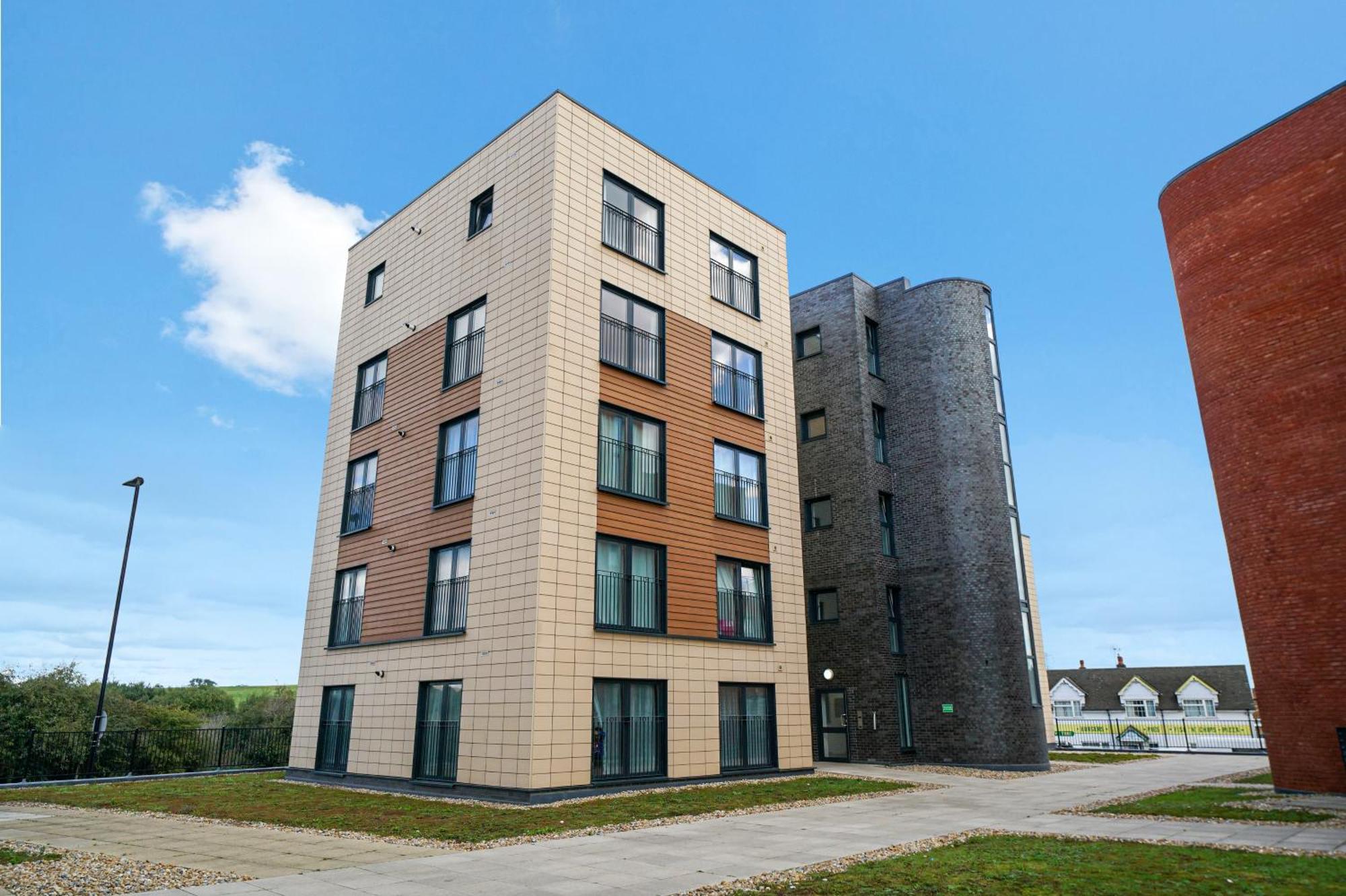 Modern Apartments With Free Parking Near Heathrow Colnbrook Exterior photo